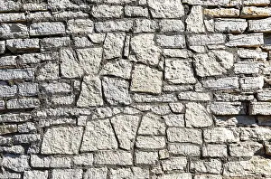 Bilder Datiert 29. August 2024: Altes verwitterter grober Steinwall als kreativer Hintergrund.