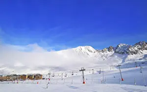 Drucke von Andorra Pas de la Casa Resort im Grandvalira-Sektor in den Pyrenäen Andorra Drucke: Andorra Pas de la Casa Resort im Grandvalira-Sektor in den Pyrenäen-Gebirgen.