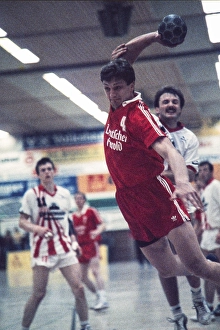 Gerahmter Druck : Andrei Schepkin (rot), Handball, Europameister der Vereinsmeisterschaft, TUSEM Essen (weiß), SKA Minsk Belarus, 28 April 1990, Deutschland, Europa Gerahmter Druck : Andrei Schepkin (rot), Handball, Europameister der Vereinsmeisterschaft, TUSEM Essen (weiß), SKA Minsk Belarus, 28 April 1990, Deutschland, Europa