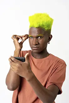 Androgynous Black Man Drucke: An androgynous black man posing putting on makeup