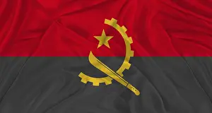 Drucke von Die Flagge Angolas weht in der Brise, ihre Farben leuchten auf dem Stoffmuster Verwandte Bilder Drucke: Angolanische Flagge mit Stofftextur