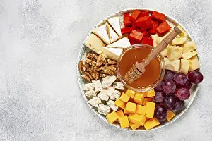 Assorted Cheese Platter Drucke: Appetizer, assorted cheese, with nuts and honey