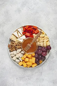 Fresh Fruit And Nut Platter Drucke: Appetizer, assorted cheese, with nuts and honey