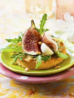 Meat And Cheese Platter Drucke: Appetizer with fig and ham