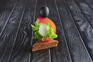 Drucke von Vorspeise für Empfang. Braunbrot mit Wachtel ei, Tomate, Salatblatt und Oliven auf Spieß Braunwachtel Drucke: Vorspeise für Empfang. Braunbrot mit Wachtel-Ei.
