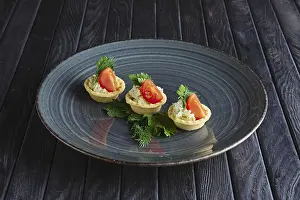 Gourmet Appetizer Drucke: Appetizer for reception. Tartlet with mashed potato