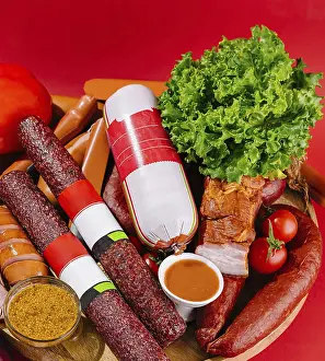 Bilder Datiert 25. Januar 2024: Leckeres Gemisch verschiedener Wurstsorten mit Kräutern.