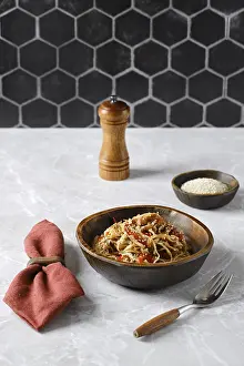 Appetizing Pasta Dish Drucke: An appetizing plate of pasta with pulled beef in a rustic brown bowl