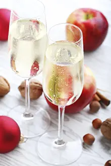 Alcoholic Beverages Drucke: Apple cider with cinnamon, nuts and balls