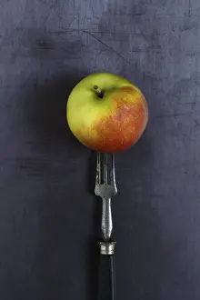 Vitamin C Fruits Drucke: Apple on fork, Germany