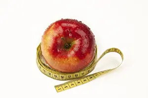 Studio Shot Of Apple Drucke: Apple with measuring tape