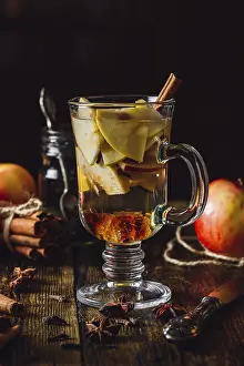 Homemade Mulled Wine Drucke: Apple Mulled Drink with Different Spices
