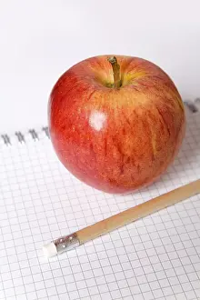 Still Life Photography Drucke: Apple and a pencil on a note block