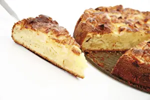 Studio Shot Of Apple Pie Drucke: Apple pie, slice on a pie server