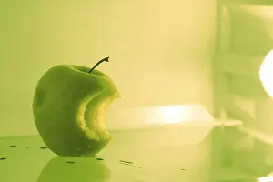 Apple Nutrition Facts Drucke: Apple in a refrigerator