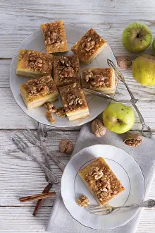 European Desserts Drucke: Apple strudel with vanilla pudding and nuts