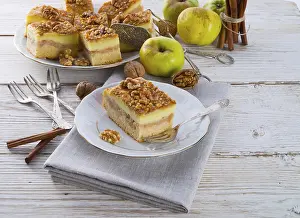 Appetizing Desserts Drucke: Apple strudel with vanilla pudding and nuts