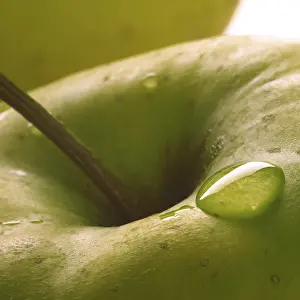 Close Up Apple Drucke: Apple with water drops
