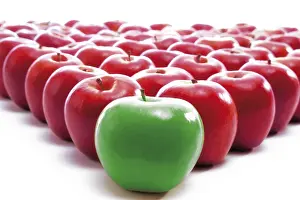 Studio Shot Of Apples Drucke: Apples arranged in a triangle