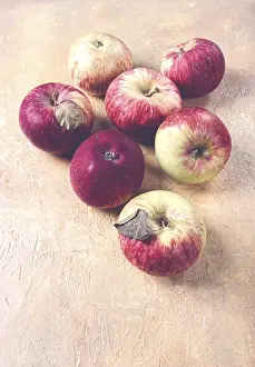 Healthy Eating Image Drucke: Apples scattered on the table, selective focus