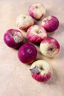 Healthy Eating Concept Image Drucke: Apples scattered on the table, selective focus