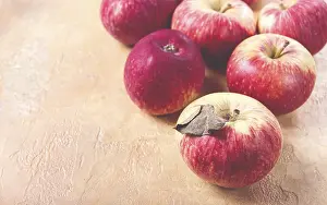 Selective Focus Fruit Drucke: Apples scattered on the table, selective focus