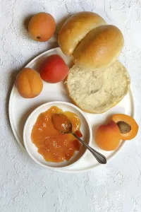 Apricot Jam Drucke: Apricot jam in shell and sliced roll