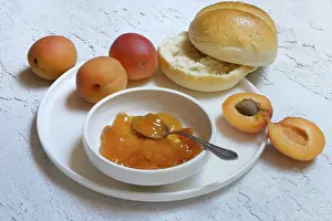 Apricot Jam Drucke: Apricot jam in shell and sliced roll