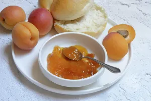 Apricot Jam Drucke: Apricot jam in shell and sliced roll