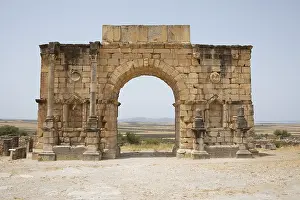 Drucke von Arc de Triomphe, archäologische Stätte, Volubilis, UNESCO-Weltdokumentenerbe, in der Nähe von Meknès, Marokko Kulturerbestätten Drucke: Arc de Triomphe, archäologische Stätte.
