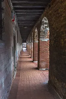 Historic Venetian Architecture Drucke: Arcade with brick columns in the old town