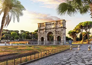 Historic Landmark In Central Italy Drucke: The Arch of Constantine behind the palms