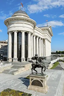 Drucke von Archäologisches Museum Mazedoniens, Karposhs-Rebellion-Platz mit dem Reiterstandbild Karposh, Skopje, Mazedonien Archäologisches Museum Mazedoniens Bildhauerei Drucke: Archäologisches Museum von Makedonien