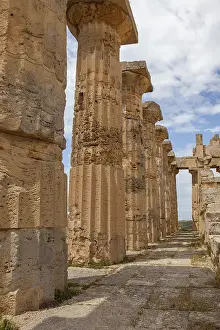 Archaeological Excavation Site Italy Drucke: Archaeological site, columns in Temple E