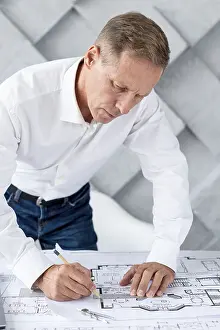 Modern Architecture Drucke: Architect working complex plan
