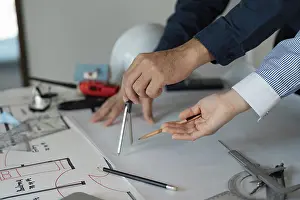 Construction Project Blueprint Drucke: Two architects collaborating on design plans