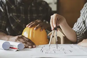 Drucke von Architekturdarstellung, während man mit Plänen im Büro arbeitet. Architektur- und Ingenieurkonzept Architektonische Skizzen Drucke: Architekturdarstellung etwas während der Arbeit mit einem Grundriss im Büro.