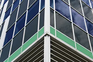 Bilder Datiert 8. Oktober 2024: Modern building facade print chateauguay