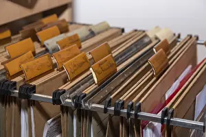 Empty Office Workspace Drucke: Archive system with hanging files for data collection and filing