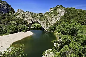 Rock Formation Erosion Drucke: Ardeche river, above it the Pont d'Arc rock gate