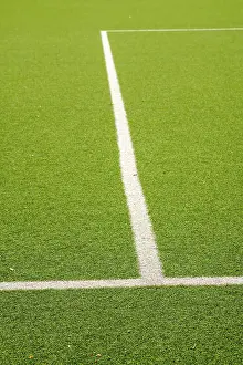 Bilder Datiert 16. Juli 2024: Linien im Kunstgrasfeld.