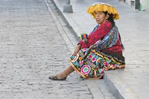 Drucke von Arequipa Peru 20. August 2018 eine Dame in traditionellen Kleidern wartet auf den Bus entlang einer Straße im historischen Zentrum von Arequipa Arequipa Drucke: Arequipa Peru 20. August