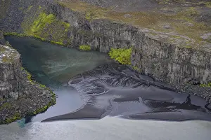 Waterfall Rock Formations Drucke: Side arm with spring and structured sandbank