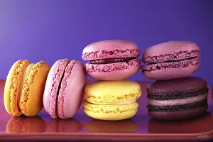 Empty Bakery Products Display Drucke: Array of macaroons coming in shades of yellow and pink