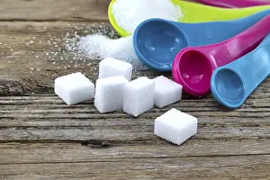 Sugar Cubes Drucke: Array of sugar presentations on a wooden table