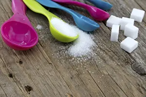 Bilder Datiert 3. Oktober 2024: Anordnung von Zuckerpräsentationen auf einem Holztisch.