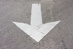 Strasse Concept Image Drucke: Arrow on a road