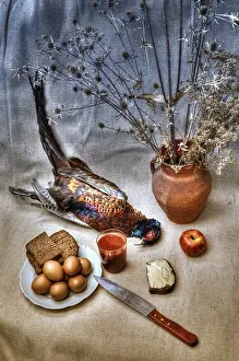 Drucke von Kunststillleben mit einem Fasan und Brot Gemeiner Fasan Drucke: Kunststillleben mit einem Fasan und Brot.