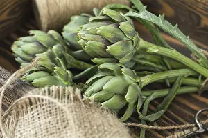 Empty Kitchen Scene Drucke: Two artichoke bouquets on kitchen table among some kitchen items