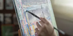 Drucke von Künstler malt in Atelier. Nahansicht der Hand mit Pinsel, die farbenfrohe Kunstwerke auf Leinwand in einem Studioumfeld schafft. Kreatives Prozess und künstlerische Ausdrucksform im Aktion Zeitgenössische Kunst Drucke: Künstler malt in Atelier. Nahansicht der Hand mit Pinsel